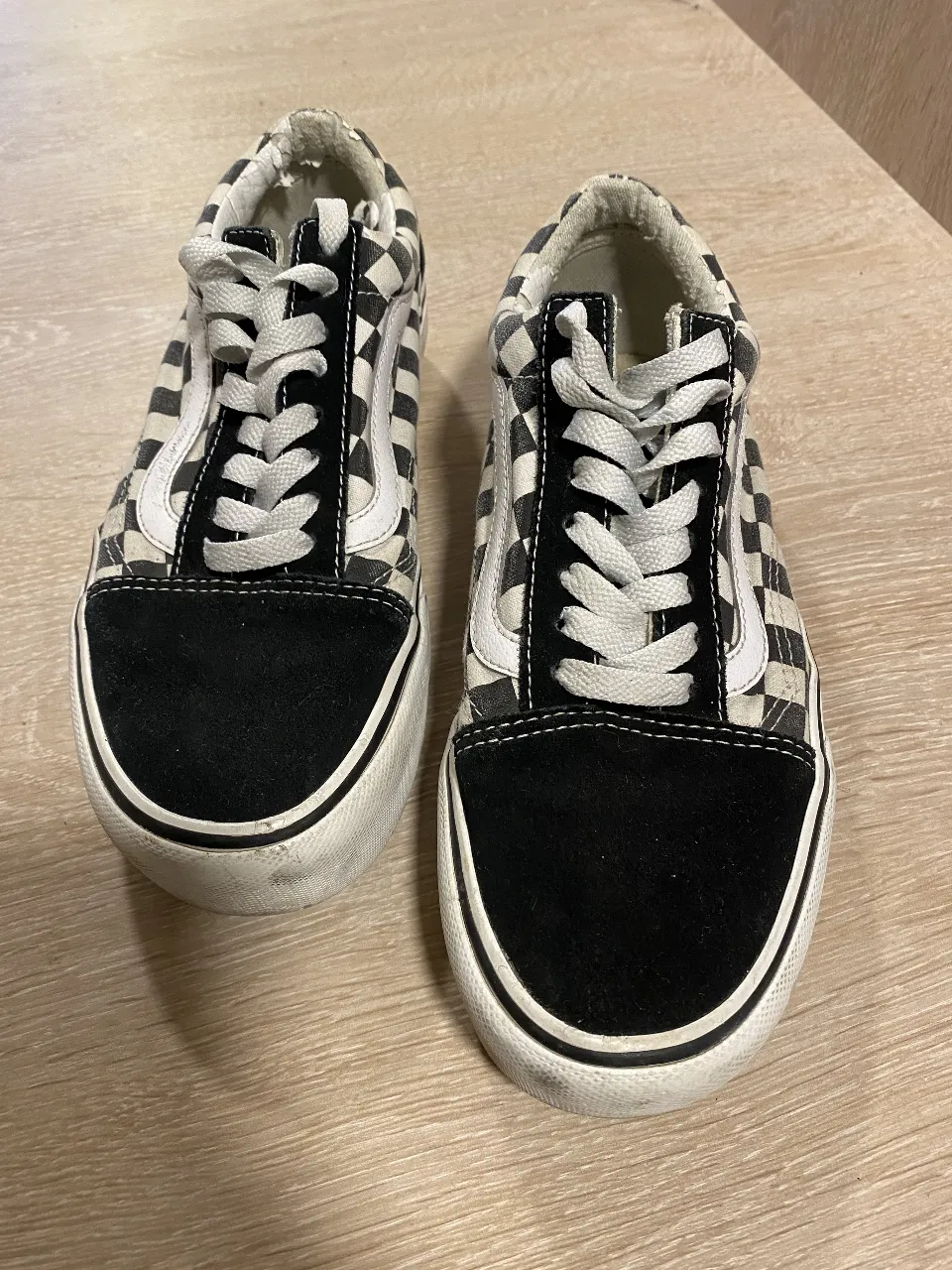Zapatillas Vans Old Skool a cuadros, talle 7 US Men / 8.5 US Women. Diseño clásico y versátil, ideales para un look casual y urbano.