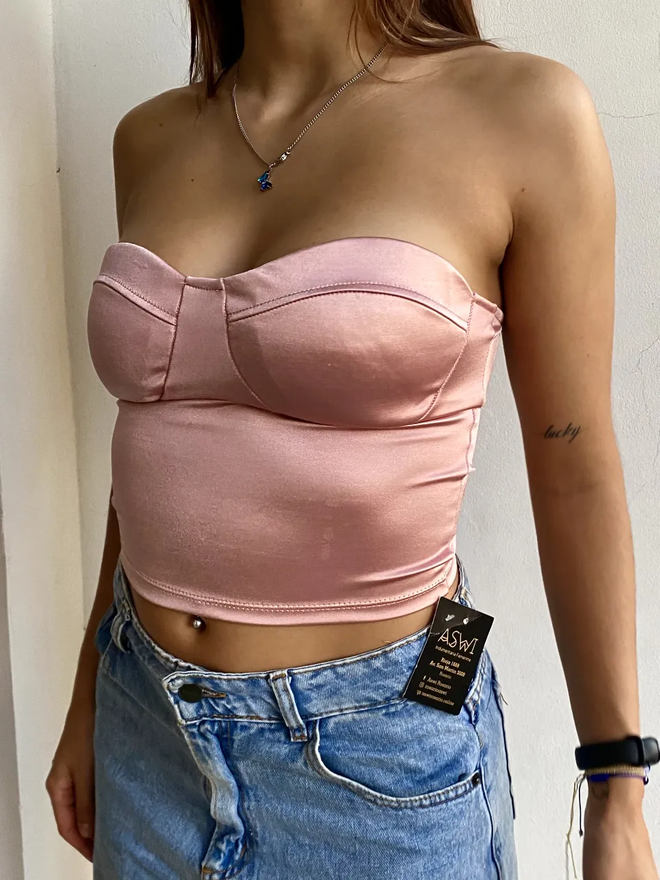 Top strapless de satén rosa, ideal para una salida o fiesta. Diseño elegante y femenino.