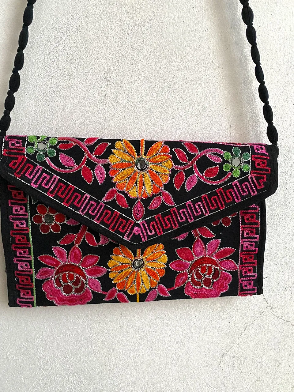 Cartera bandolera bordada a mano con diseño floral en tonos vibrantes. Ideal para un look bohemio y con estilo.
Importada de turkia. original 