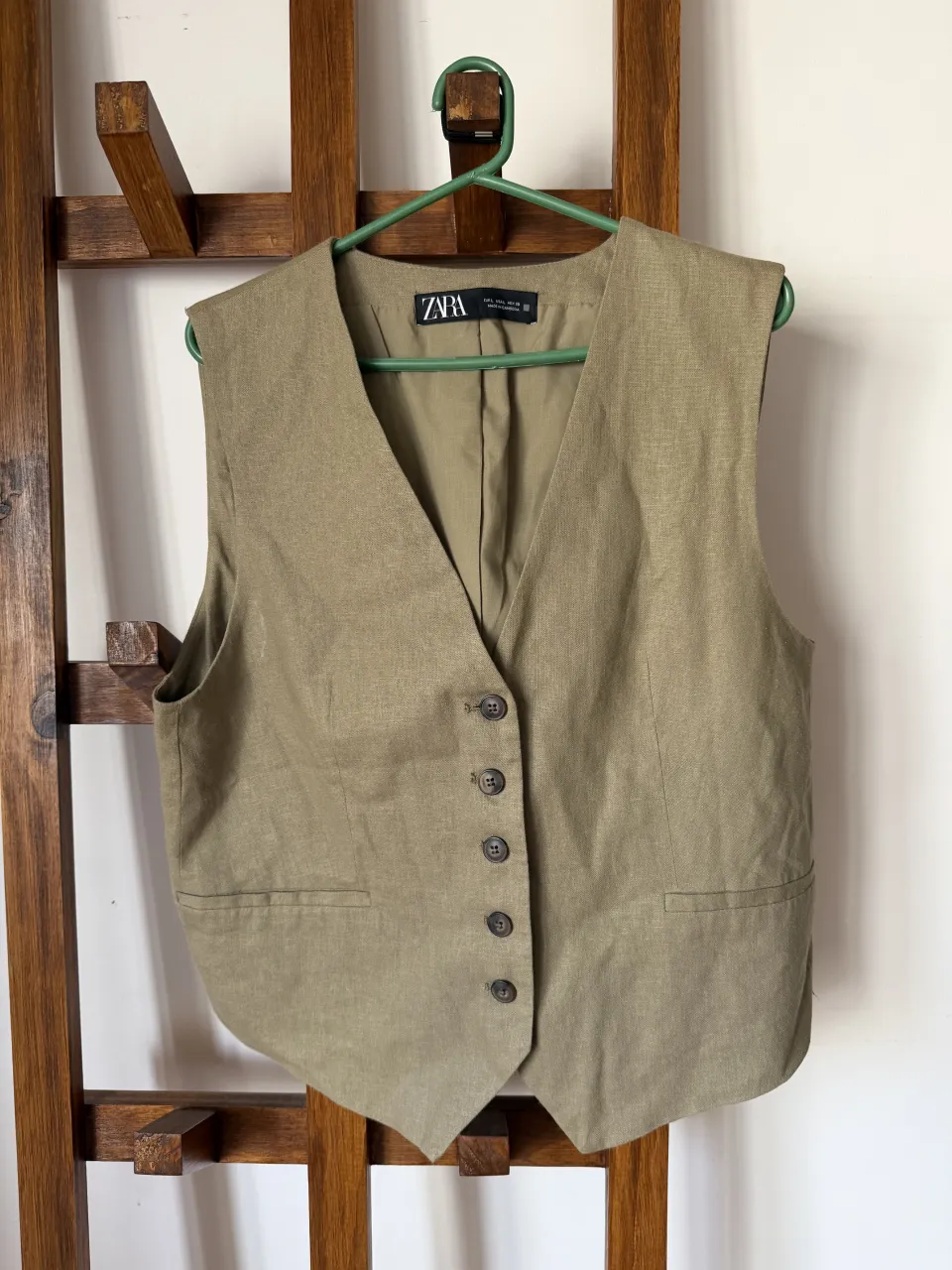 Chaleco de lino color verde musgo, con botones al frente y bolsillos. Ideal para un look canchero y moderno. Detalle: mancha - ver foto