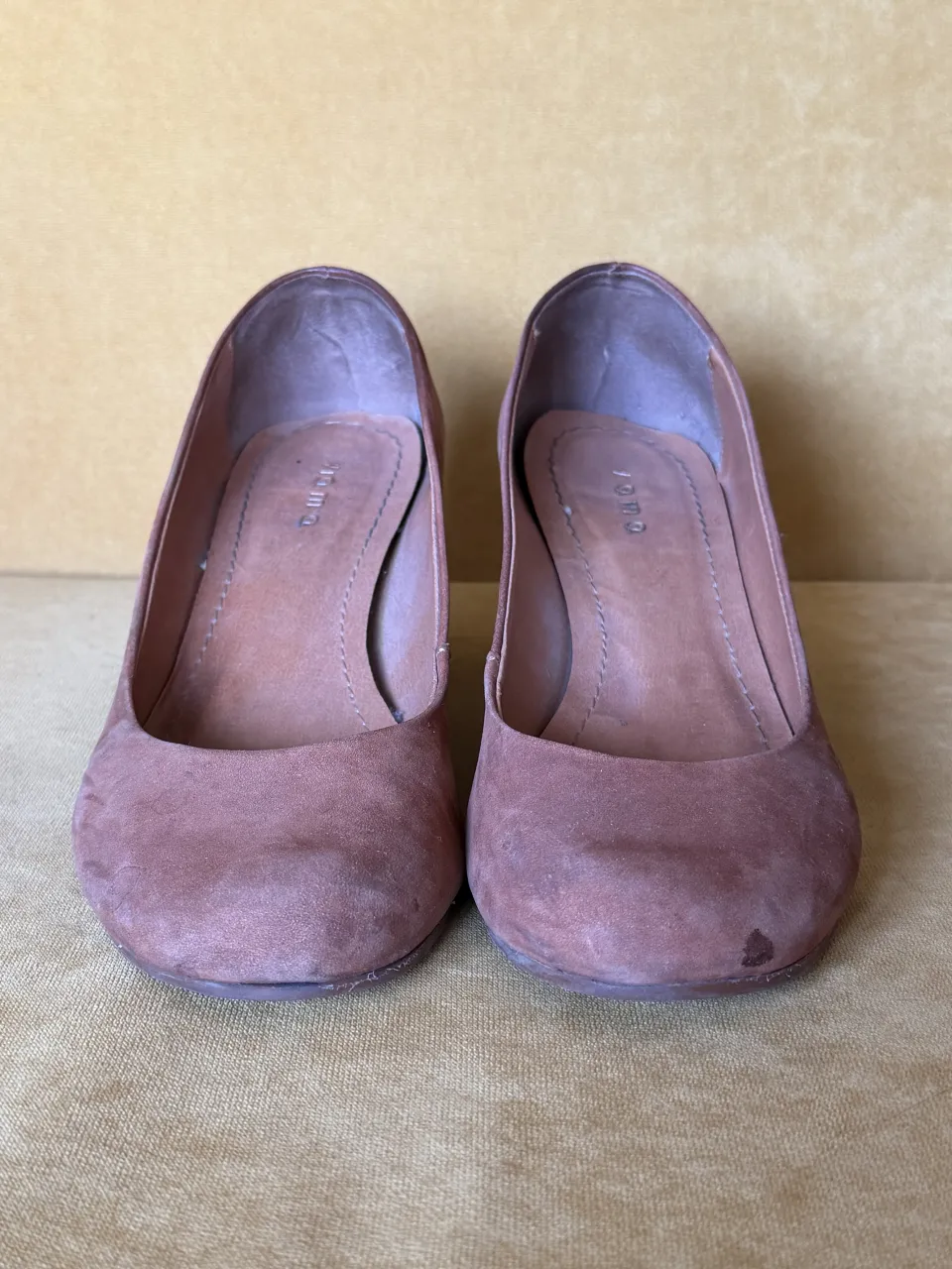 Zapatos de taco color suela, estilo stilettos, con un diseño elegante y moderno. Perfectos para complementar cualquier atuendo formal o para darle un toque sofisticado a un look casual.  DETALLE: Ver mancha en la foto