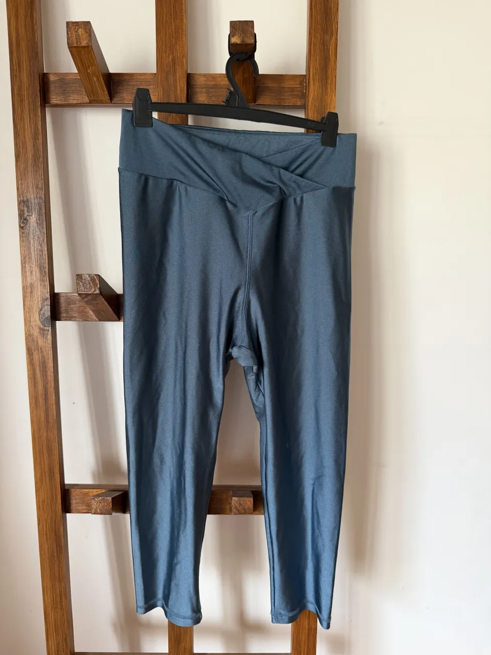 Calza deportiva tiro alto, color azul petróleo, con detalle cruzado en la cintura. Ideal para entrenar o para un look casual y cómodo.