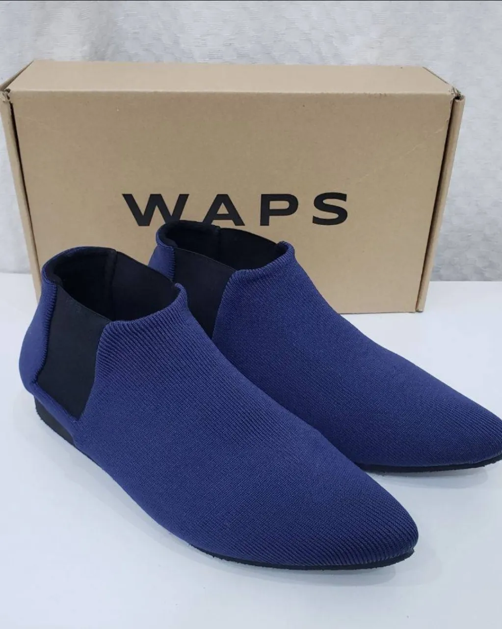 Botas marca Waps. Nuevas sin uso. Modelo York en color blue ocean, complementa los looks durante todo el año, en especial otoño/invierno. el color de la parte superior es azul y la suela es negra:
100% lavables a maquina
son respirables y se adaptan al pie.
son acolchadas, livianas y flexibles.
oportunidad. en caja original. talle 40. plantilla 27 cm con forma punteaguda.
