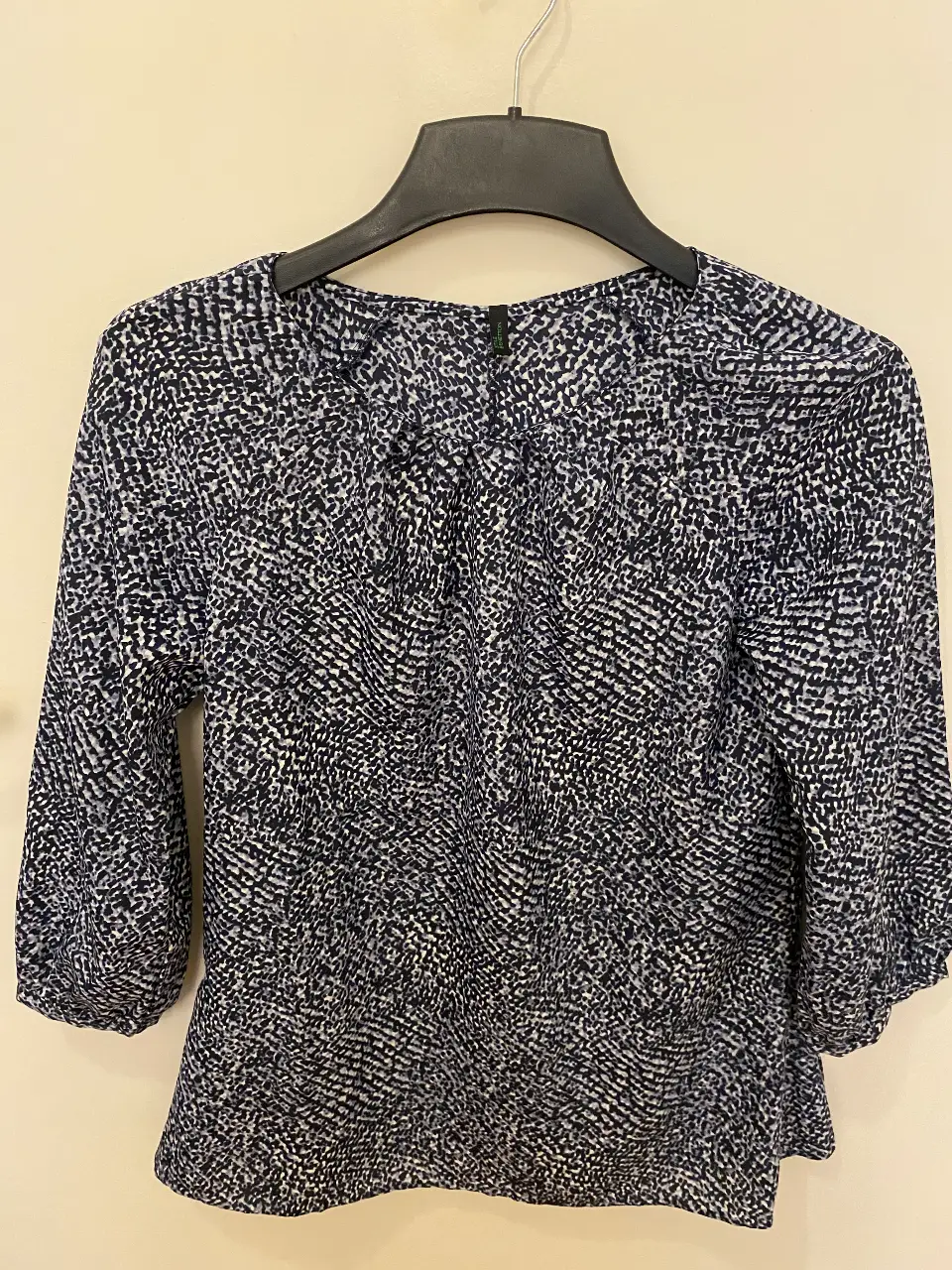 Blusa de mujer Stile Benetton con estampado abstracto en tonos azul y blanco. Manga 3/4 y corte clásico. Ideal para un look elegante y versátil.