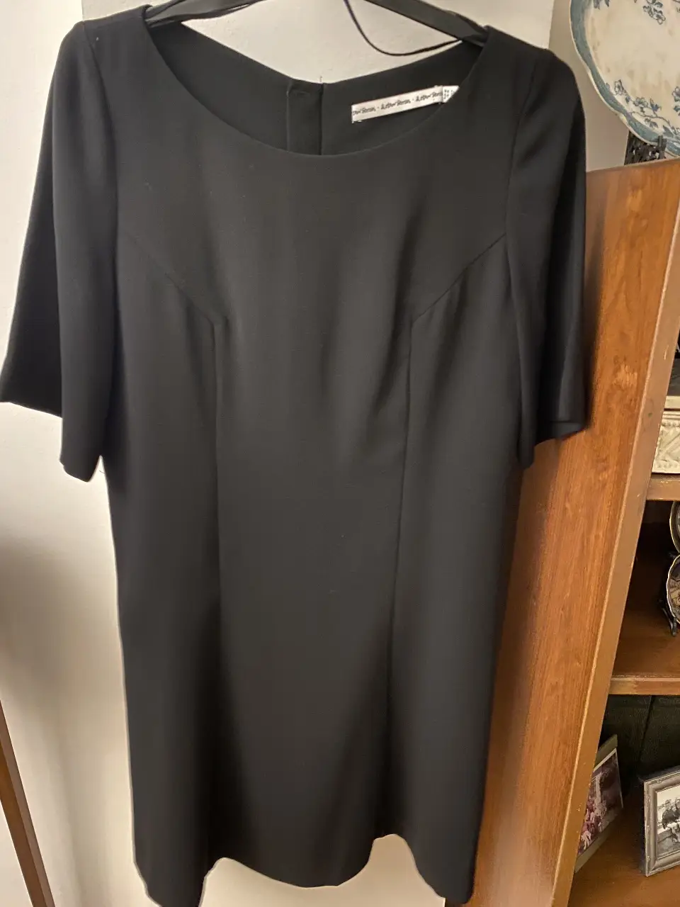 Vestido midi negro de & Other Stories, con mangas cortas y cierre dorado en la espalda. Ideal para eventos formales o para un look elegante.