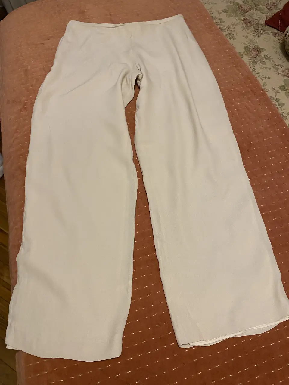 Pantalón suelto de mujer, color crudo, de la marca Sofia Chame, talle 44. Confeccionado en 100% viscosa, ideal para un look elegante y cómodo.