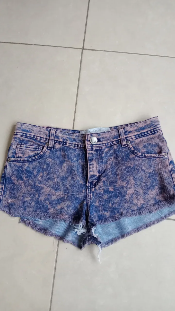 Shorts de jean tiro alto con efecto desgastado y roturas. Un básico canchero para el día a día.