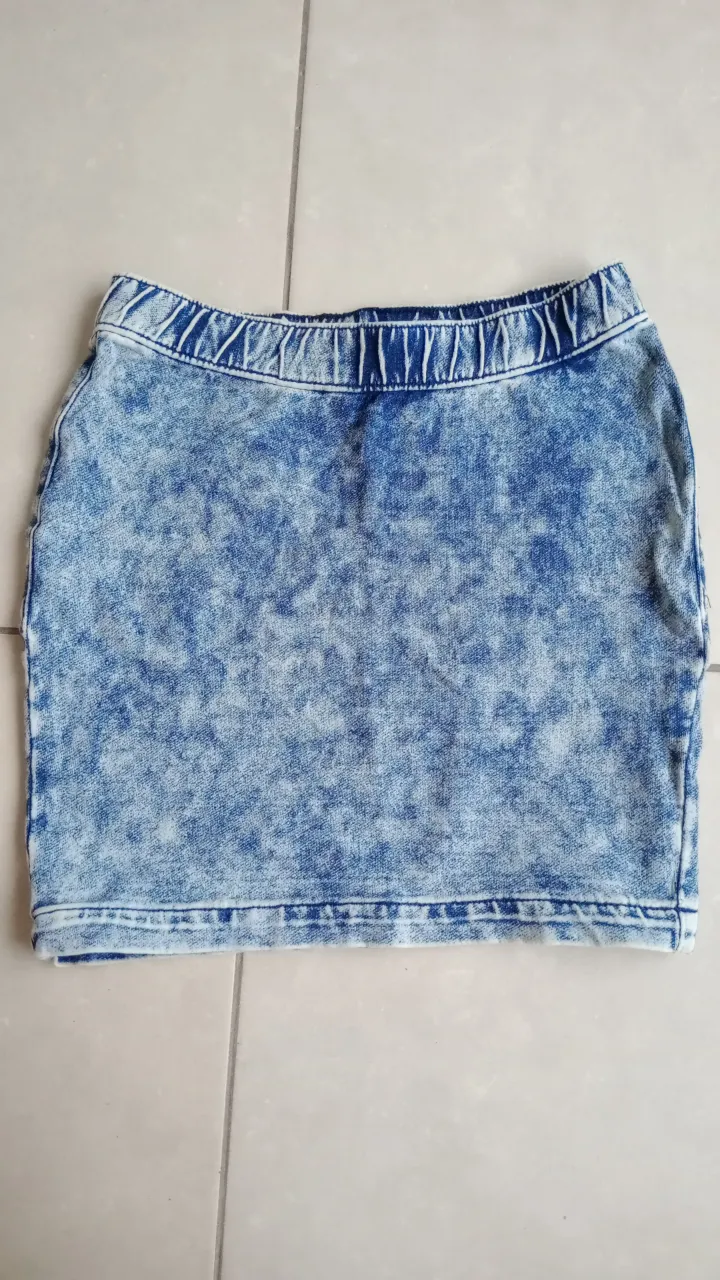 Pollera de jean tiro alto, con efecto desgastado y cintura elastizada. ¡Súper cómoda y canchera!