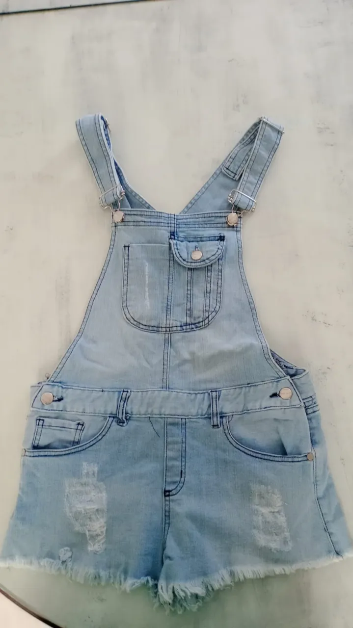 Mono de jean súper canchero con shorts y detalles de roturas. ¡Ideal para un look relajado y a la moda!