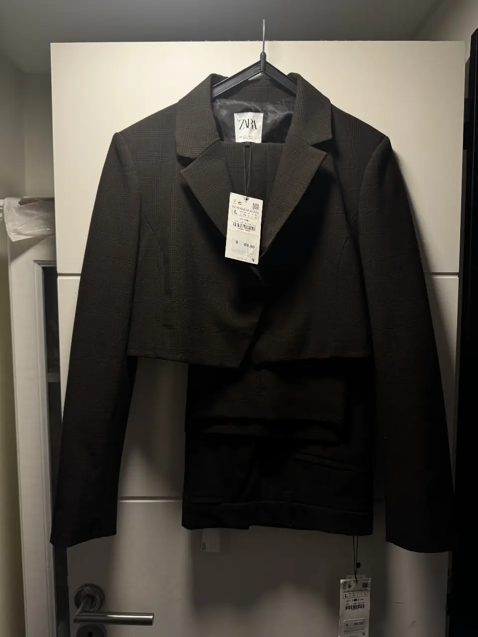 Traje de blazer y pantalón de Zara, color marrón con diseño a cuadros. Blazer corto con solapas y pantalón a juego. Ideal para un look elegante y moderno. Importado de EEUU. 