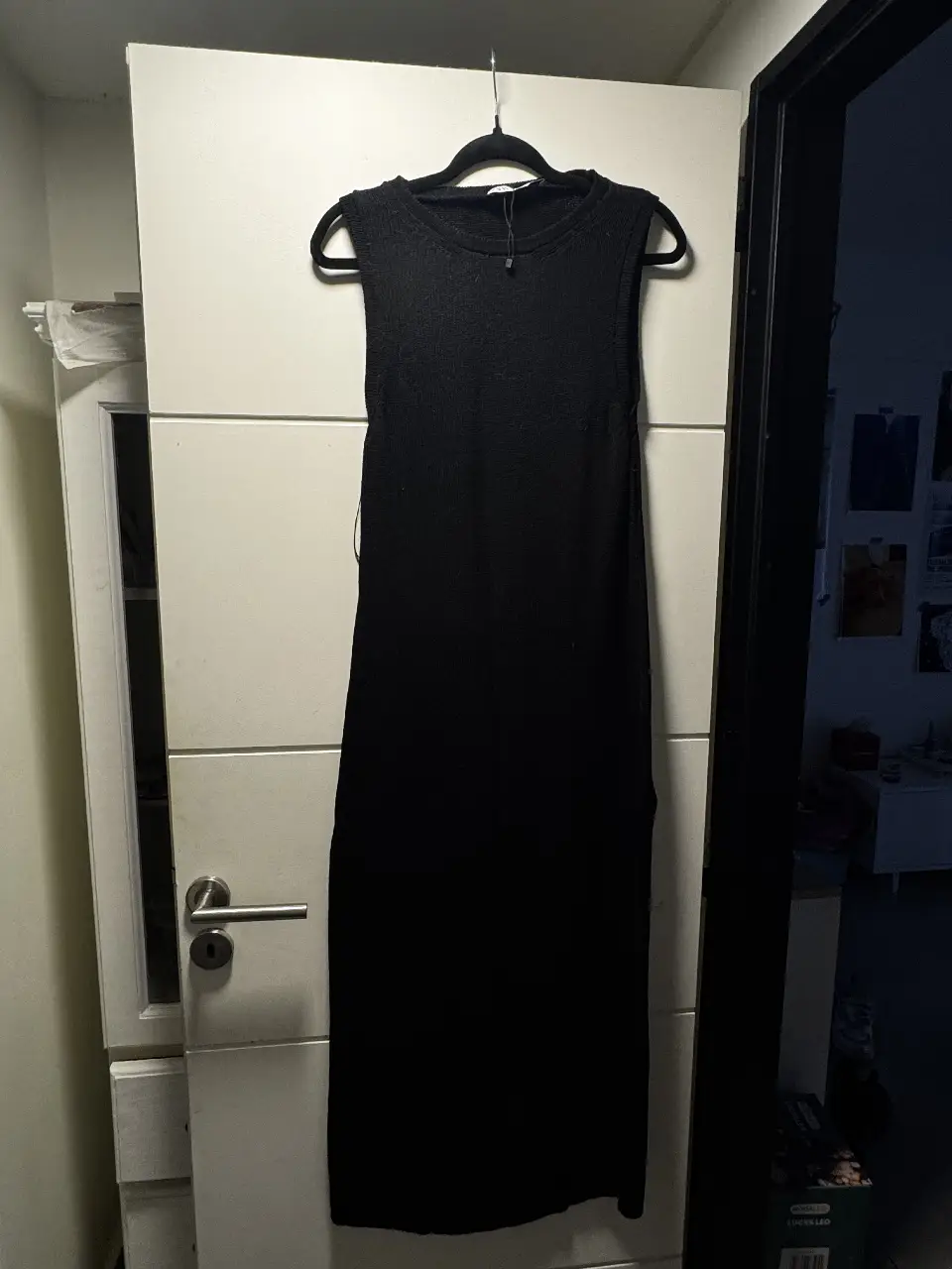 Vestido largo negro de tejido de punto, sin mangas, ideal para un look casual o elegante. Marca Zara. Sin uso. 