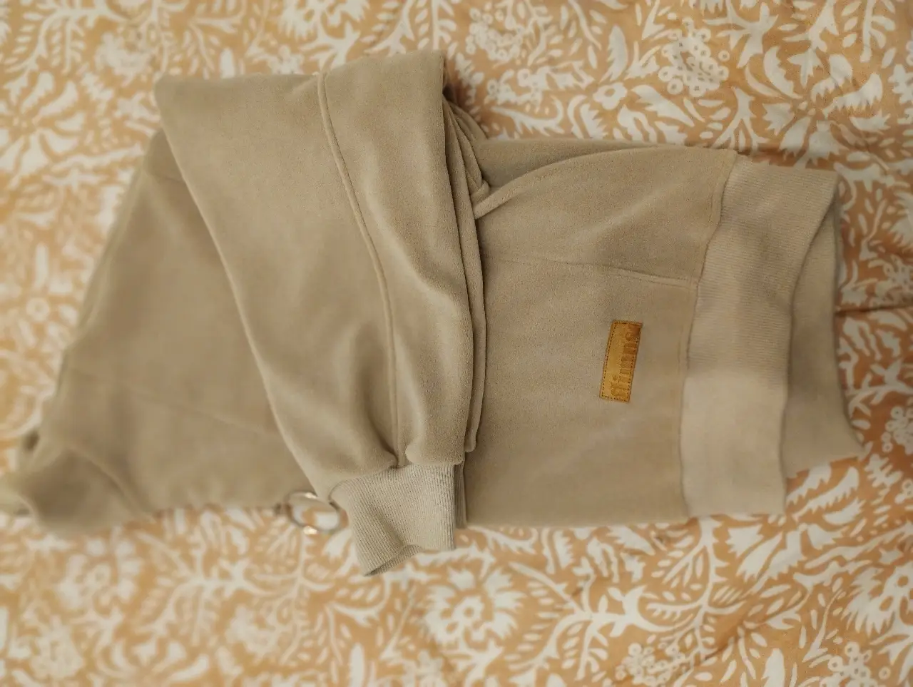Buzo con cierre de terciopelo ( sería como un plush en realidad )color crudo, ideal para un look casual y cómodo. Con detalles como un parche con el logo y puños tejidos.