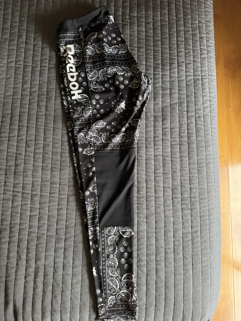 Calzas deportivas Reebok con estampa estilo bandana en blanco y negro. Tiro Bajo. Ideales para entrenar o para un look urbano.