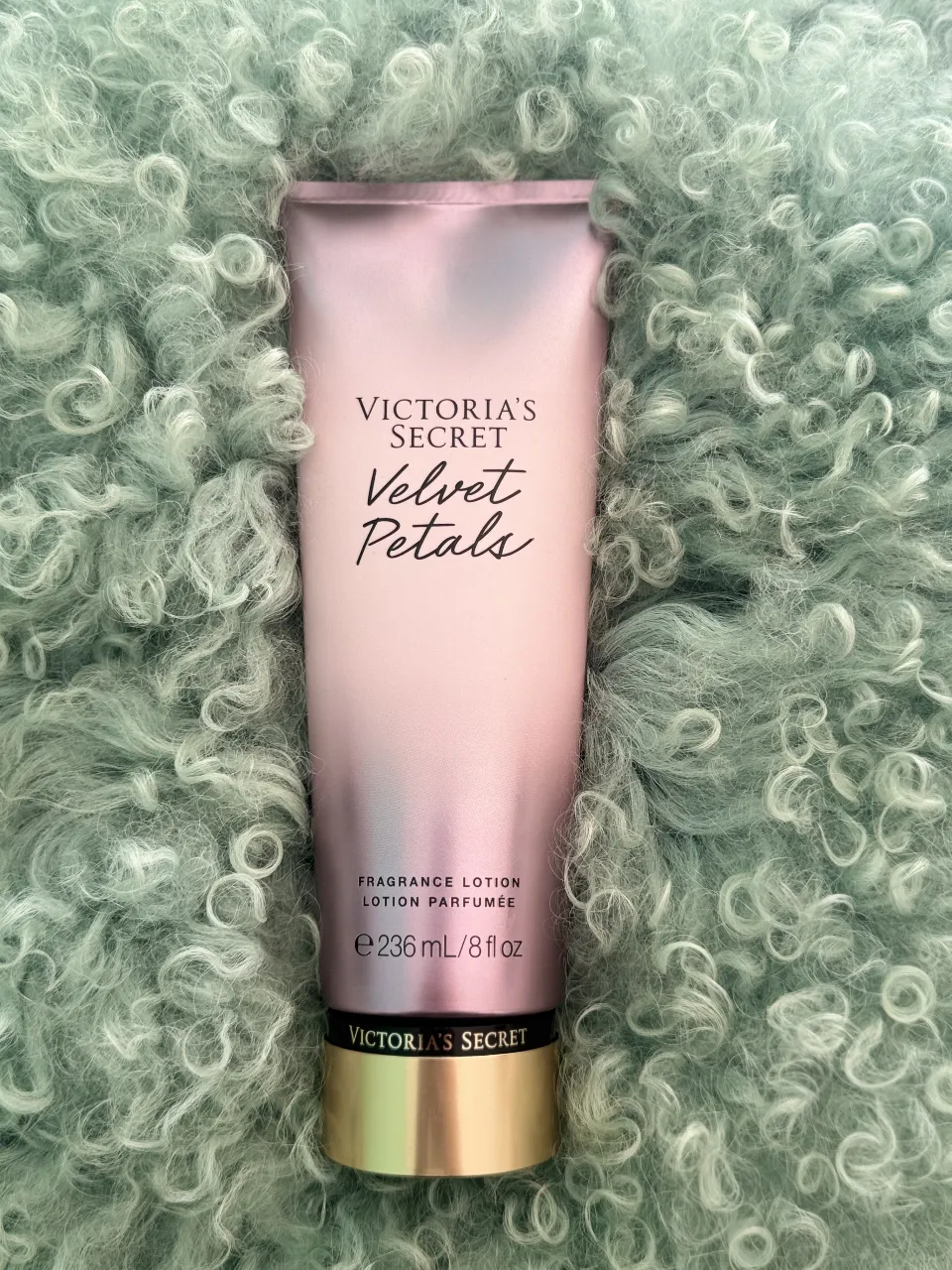 Lociones corporales Victoria's Secret. Velvet Petals, Coconut Passion, Bare Vanilla (con shimmer) y Coconut Passion Shimmer. Precio por unidad. Sin uso con sello de seguridad. Ideales para hidratar y perfumar la piel.