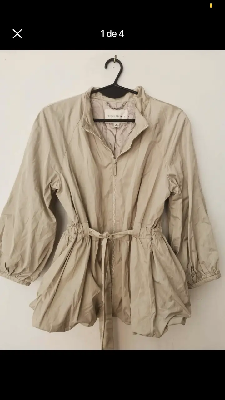 Campera beige de mujer, con cierre frontal, mangas 3/4 abullonadas y detalle de lazo en la cintura. Marca Banana Republic, talle M.