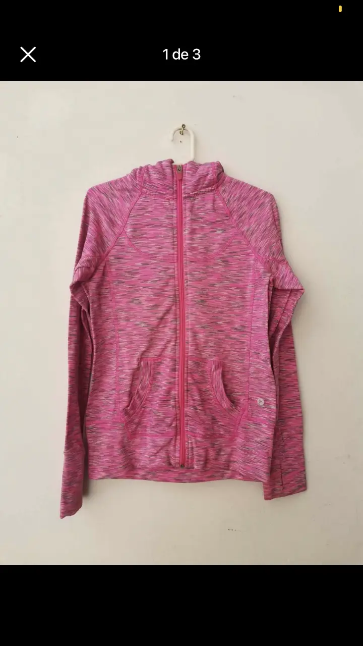 Campera deportiva  para mujer, con cierre frontal y capucha. Diseño jaspeado en tonos rosa y gris. Ideal para actividades físicas o uso casual.