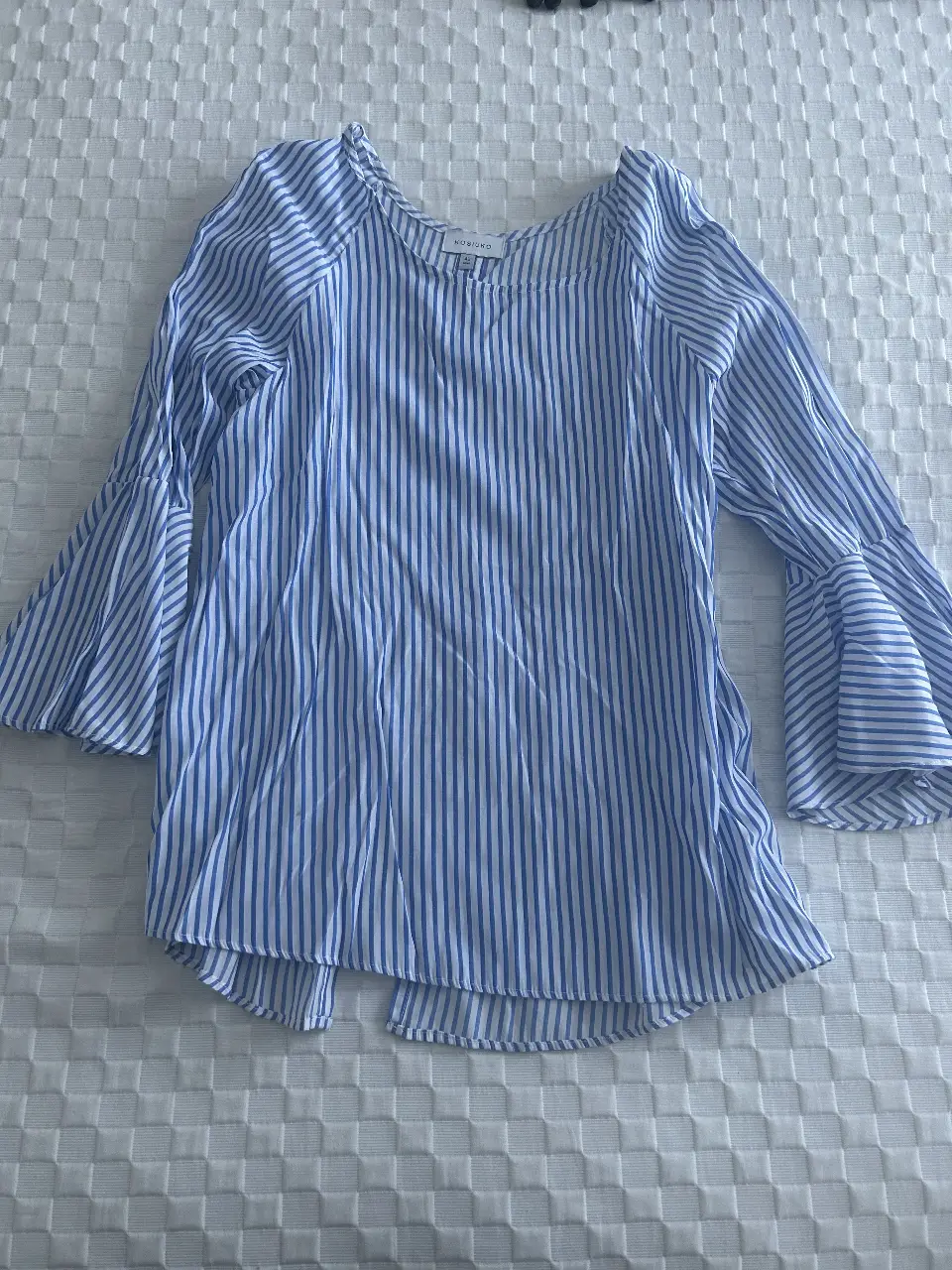 Blusa de mujer a rayas azules y blancas con mangas acampanadas. Ideal para un look casual y fresco.