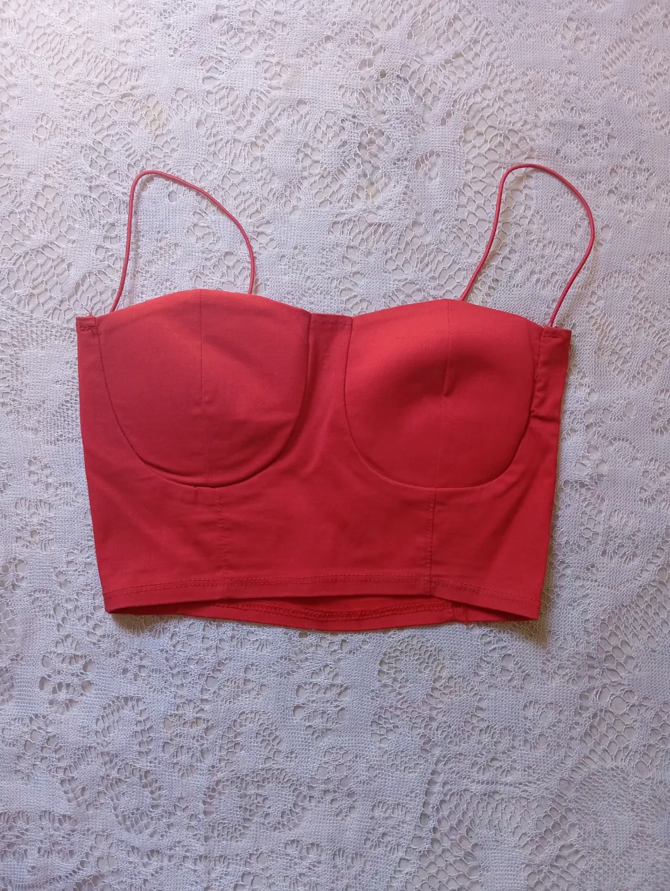 Top rojo con tiras finas y busto armado.