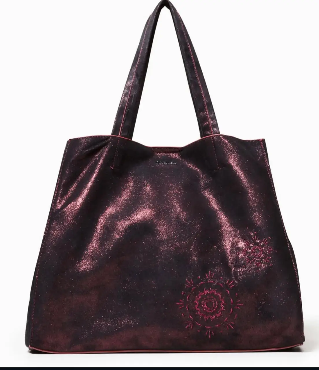 Bolso tote de mujer, color bordo  con detalles en rojo. Diseño con apliques florales. Ideal para llevar todo lo que necesitas con estilo.