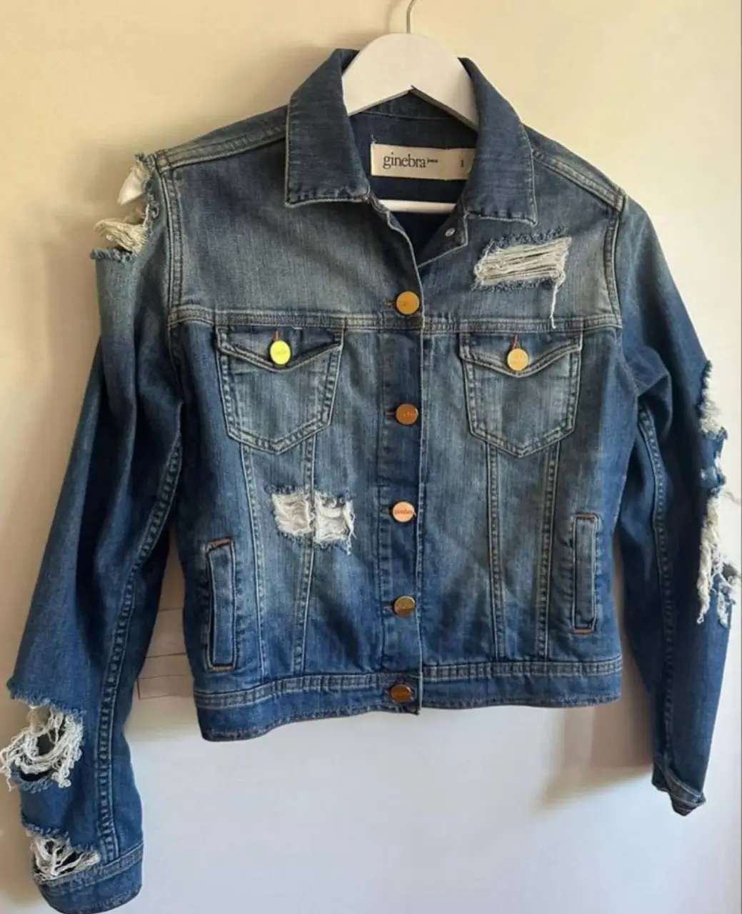 Campera de jean azul con roturas y detalles desgastados. Estilo vintage y moderno, ideal para un look casual y canchero.