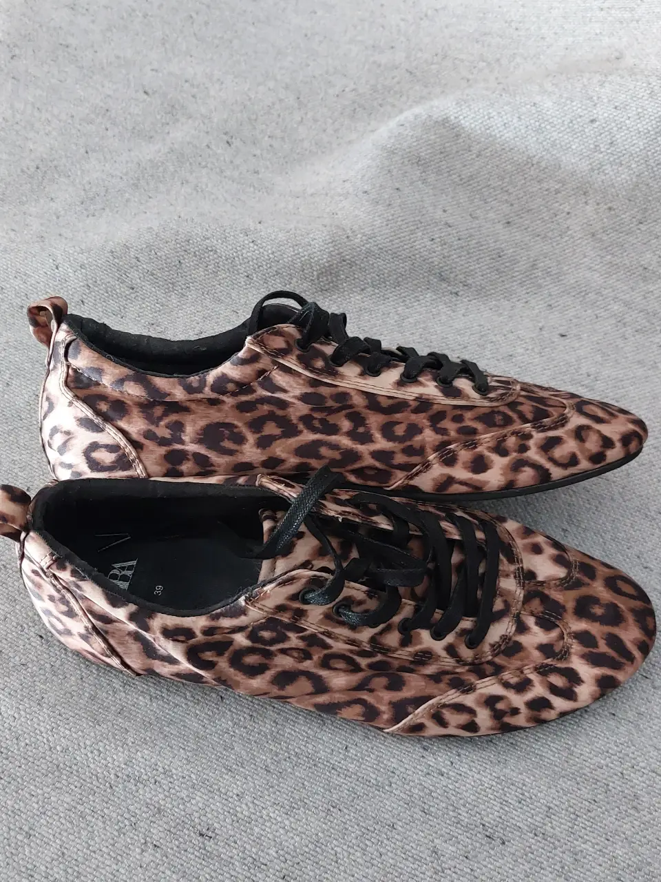 Zapatos acordonados de mujer con estampado de leopardo. Muy cómodos!!!. Marca Zara, talle 39 Europa. Horma normal. Plantilla interna: 25.5 cm
