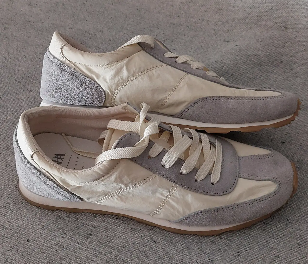 Zapatillas deportivas de mujer, color blanco con detalles en gris. Marca Zara. Plantilla interna: 26 cm.