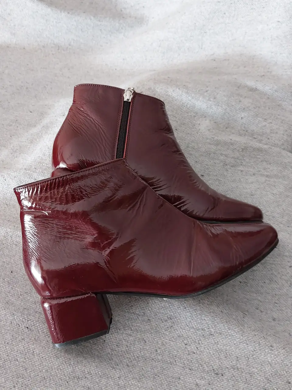 Botines Blaque en charol color bordó, con cierre lateral y taco cuadrado de 5 cm.  Horma normal. Plantilla interna: 25.5 cm. Muy cómodos.