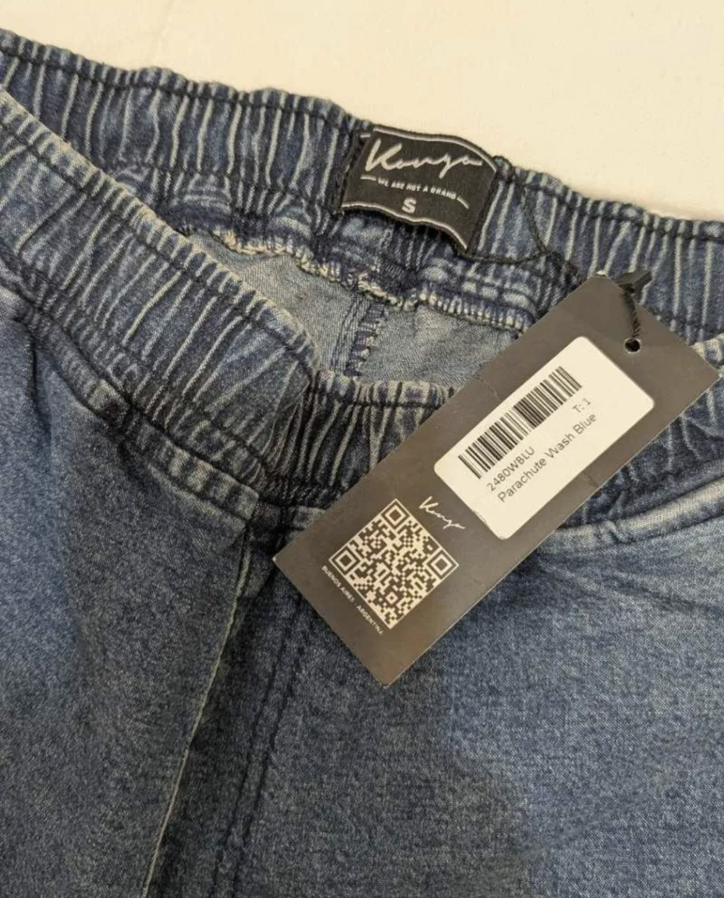 Pantalón cargo de jean azul con bolsillos frontales y laterales. Cintura elastizada con cordón.