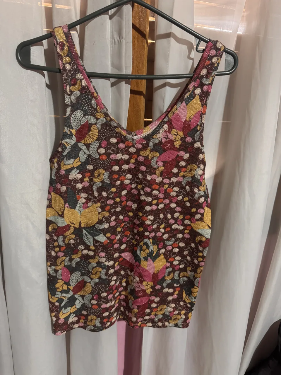 Top estampado con brillos, ideal para un look canchero y divertido. Su diseño vibrante lo hace perfecto para destacar en cualquier ocasión.