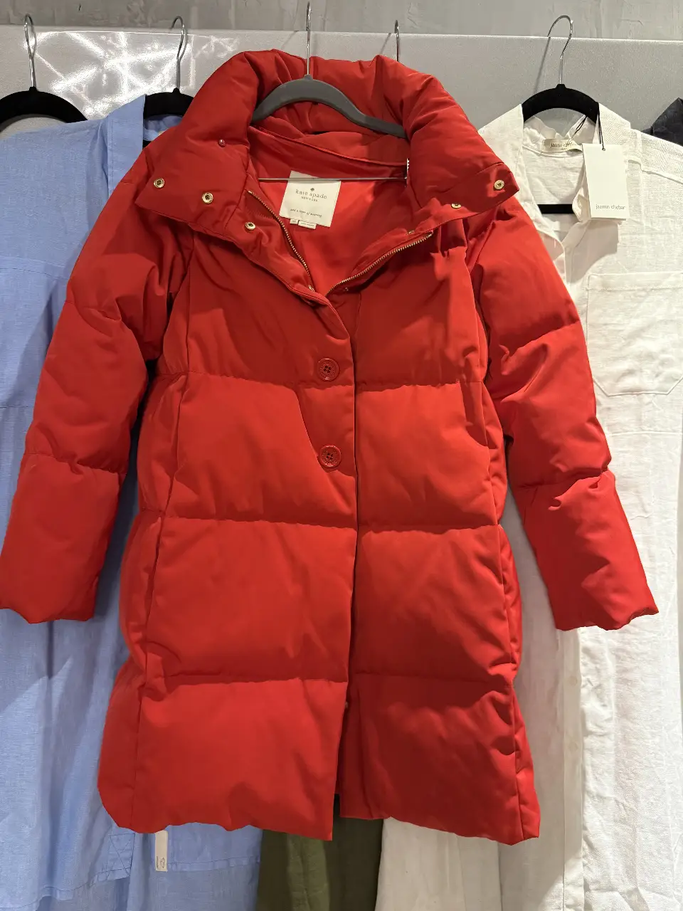Campera de pluma Kate Spade roja, ideal para el invierno. Abriga y es super canchera. Posee cierre y botones.