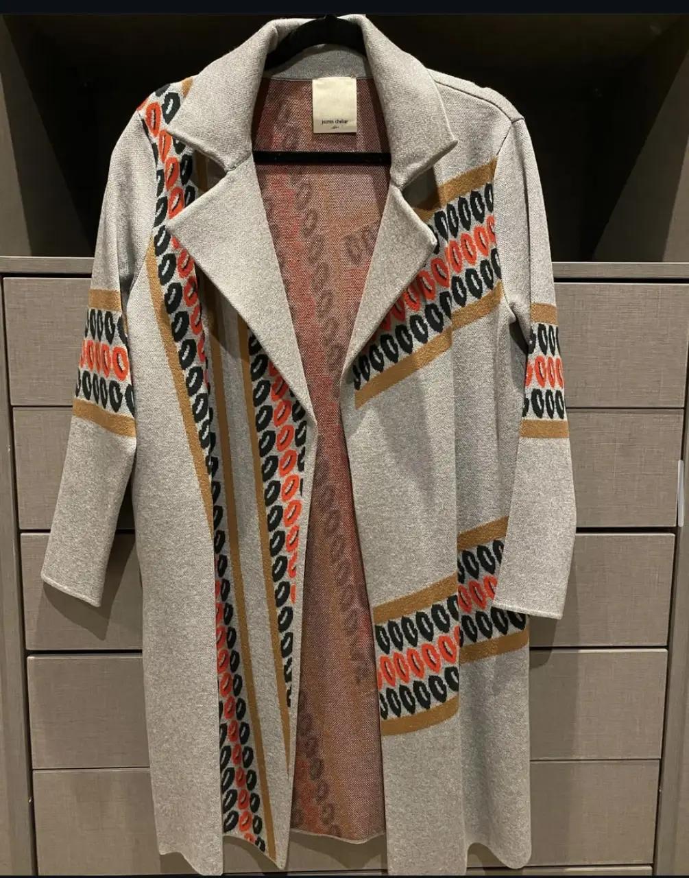 saco  jazmín CHEBAR  largo de diseño con detalles geométricos en tonos marrones, negros y rojos. Ideal para un look casual y abrigado. talle 1