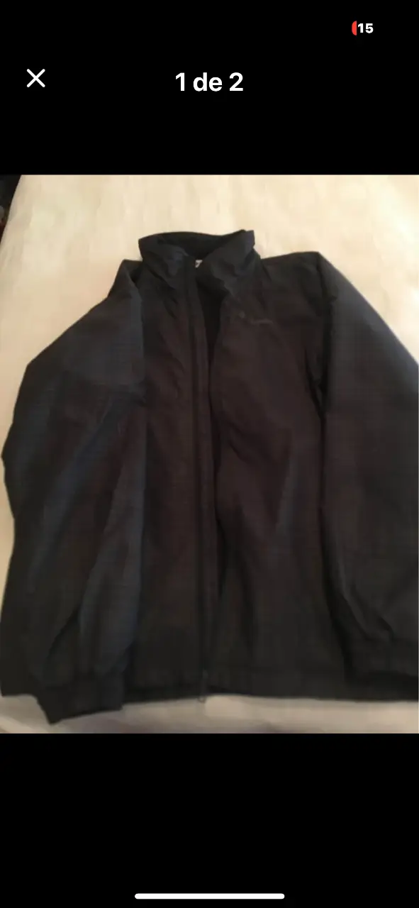 Campera deportiva negra, ideal para actividades al aire libre o para un look casual. Confeccionada con materiales resistentes y diseño funcional.