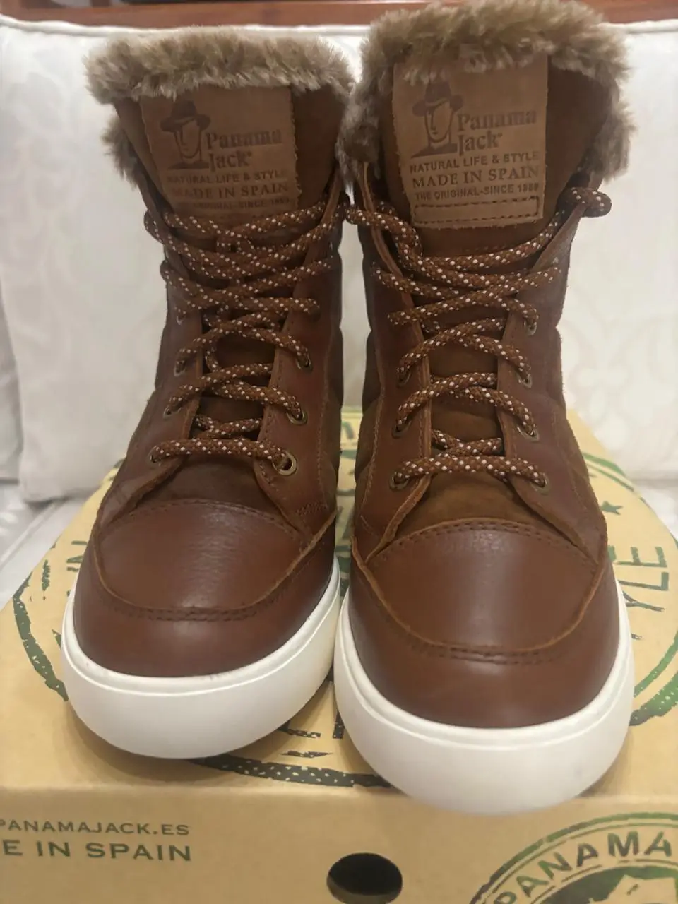 Botines Panama Jack de cuero marrón con detalles de gamuza y forro de piel. Suela blanca con diseño antideslizante. Ideales para un look casual y abrigado en invierno.