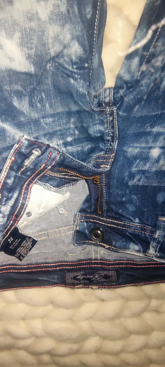 Jeans de hombre con efecto gastado y roturas. Talle 36. Ideal para un look casual y moderno.