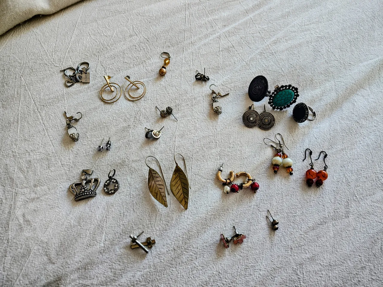 Amplia variedad de aros para mujer, desde diseños delicados hasta piezas más llamativas. Incluye aros colgantes, aros de botón, y aros con detalles de piedras y formas diversas. Perfectos para complementar cualquier look. Y tres anillos grandes y ajustables
