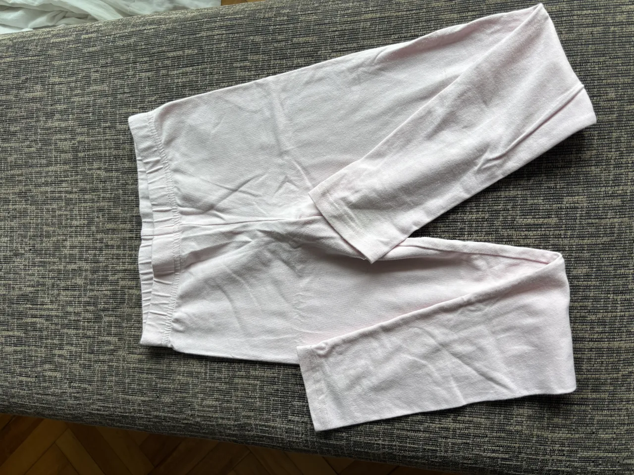 Calzas largas de algodón color rosa pálido, ideales para el día a día o para actividades deportivas. Son súper cómodas y versátiles.