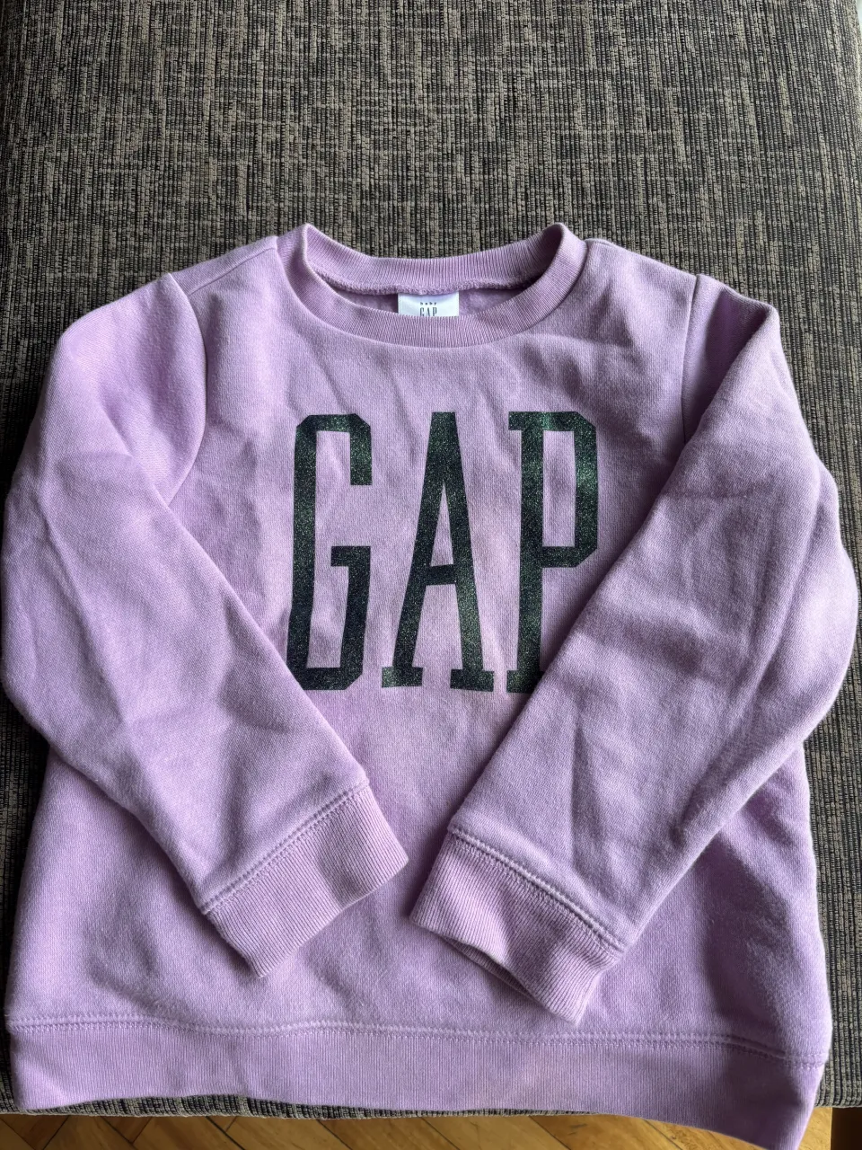 Hermoso buzo de algodón color lila con estampa de la marca GAP en negro. Ideal para los días frescos de entretiempo o para usar en casa.