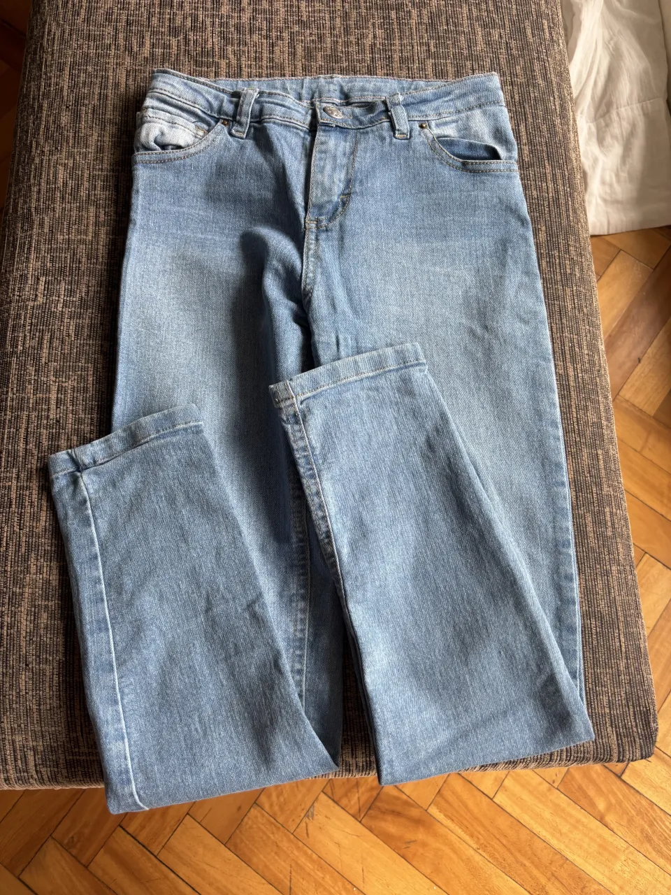 Jeans tiro alto, color celeste. Un clásico que no puede faltar en tu guardarropa. Perfectos para cualquier ocasión.
