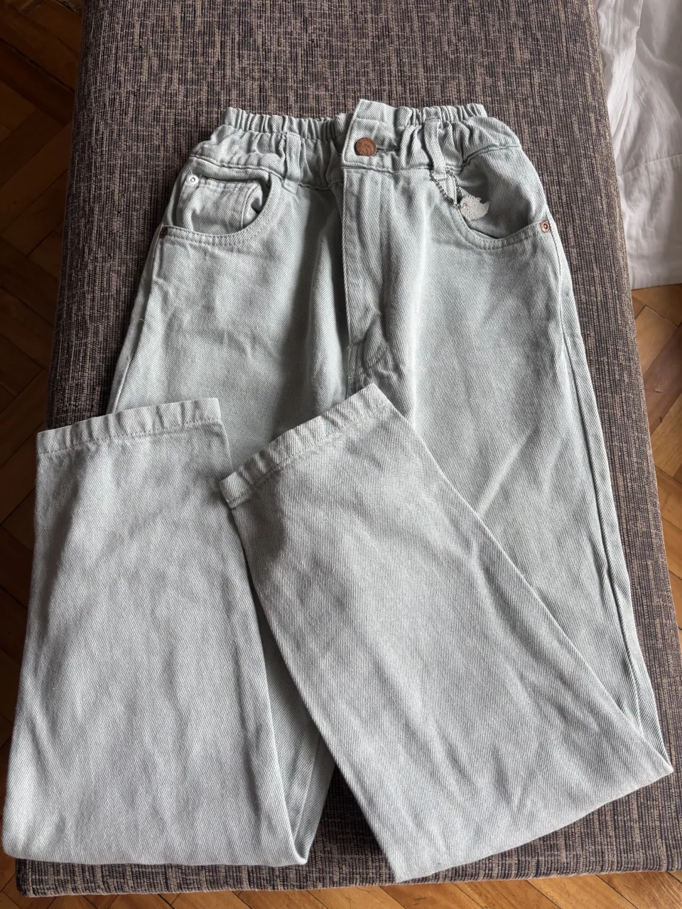 Jeans tiro alto súper cómodos y cancheros, con cintura elastizada para un ajuste perfecto. Ideales para el día a día, combinan con todo y te dan un look relajado pero con onda.