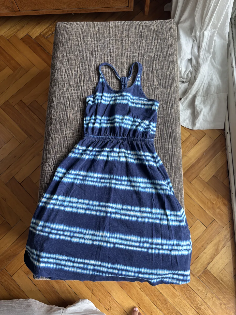 Vestido de algodón con estampa tie-dye en tonos azules y blancos. Modelo fresco y cómodo, ideal para el día a día o para la playa. Tiene tiras finas y cintura elastizada.