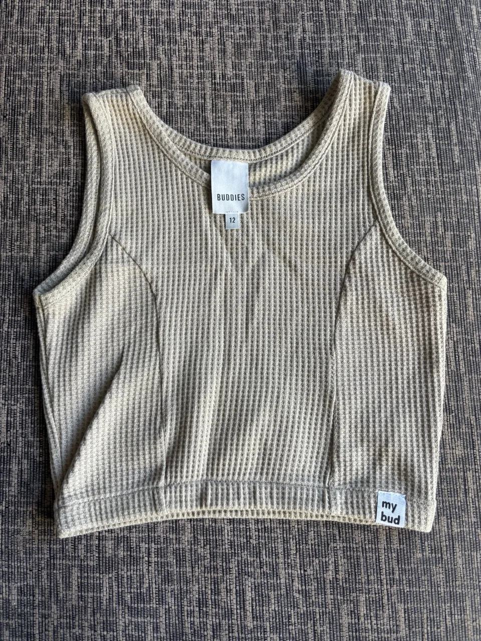 Musculosa crop de tejido Waffle, súper canchera y cómoda. Ideal para combinar con jeans o shorts.