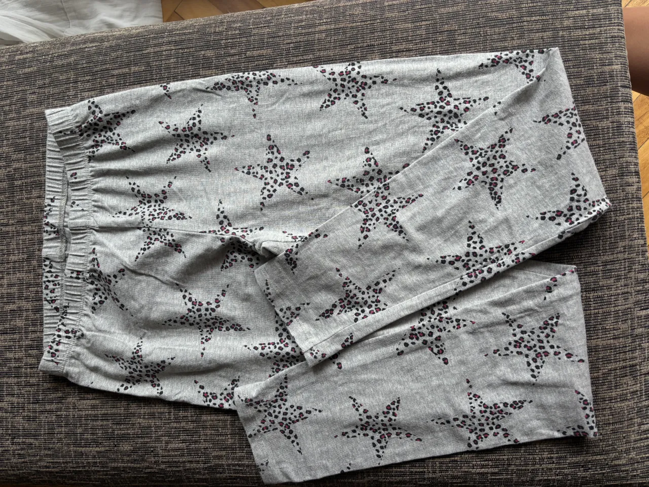 Calzas grises con estampa de estrellas en animal print. Ideales para un look cómodo y canchero.