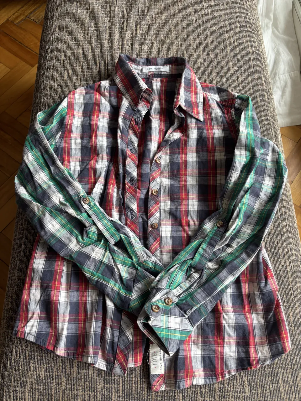 Camisa a cuadros de manga larga, ideal para un look casual y relajado. Perfecta para combinar con jeans o pantalones de vestir.