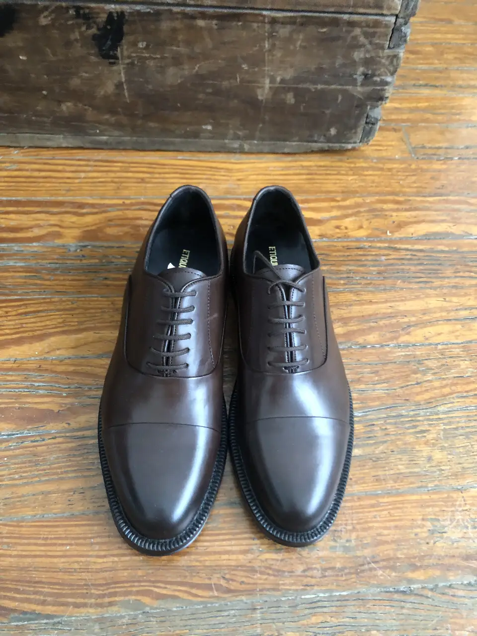 Elegantes zapatos de vestir Etiqueta Negra para hombre, color marrón oscuro. Ideales para ocasiones formales y trabajo. Talle 41.