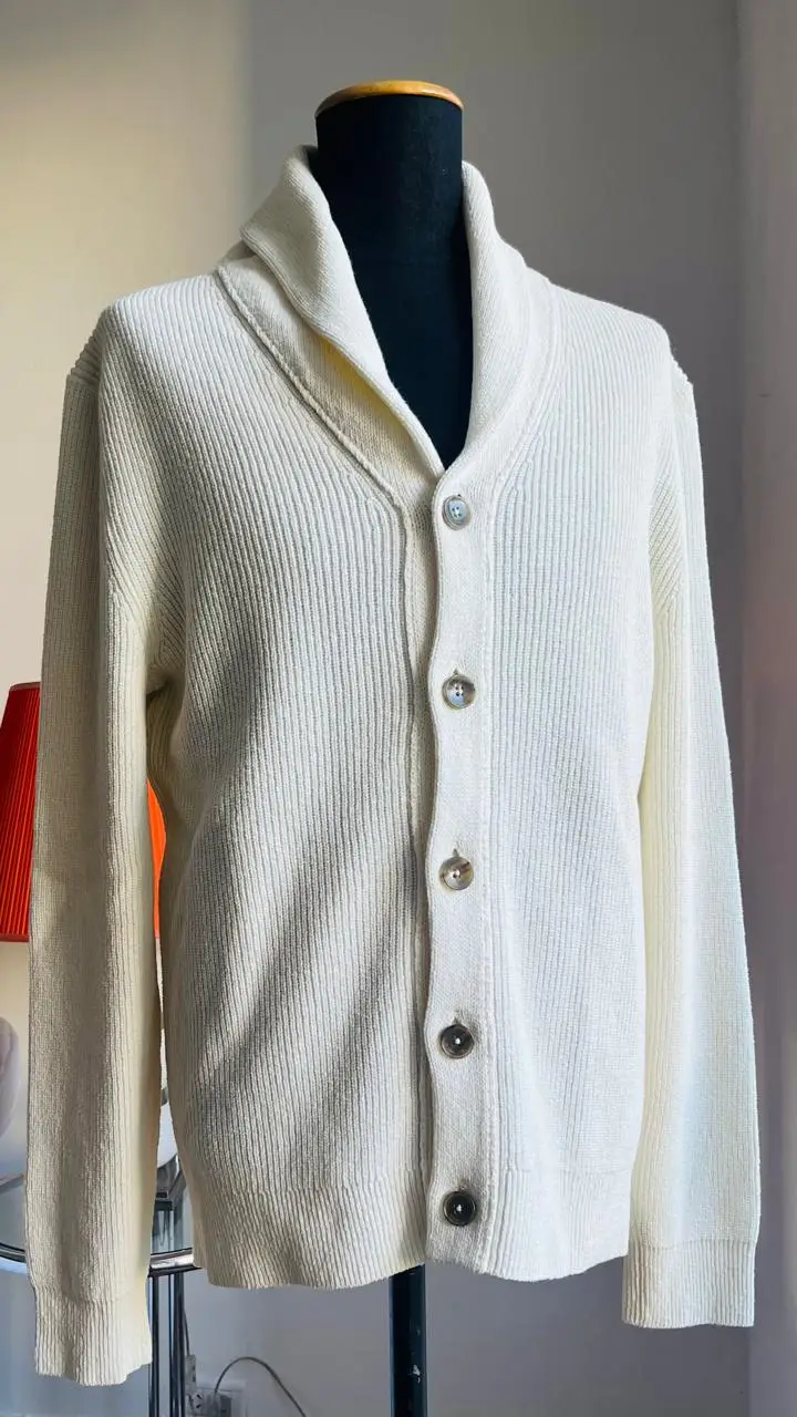 Cardigan de hombre en color crudo, tejido de punto grueso con cuello solapa y cierre con botones. Ideal para un look casual y abrigado.