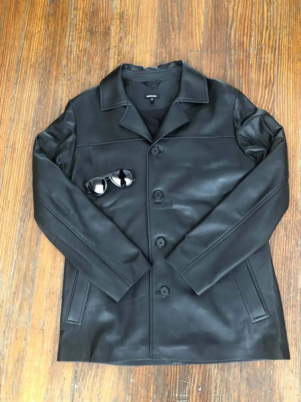 Chaqueta de cuero negra para hombre, estilo biker, ideal para un look casual y moderno. Perfecto para usar en salidas o para el día a día.