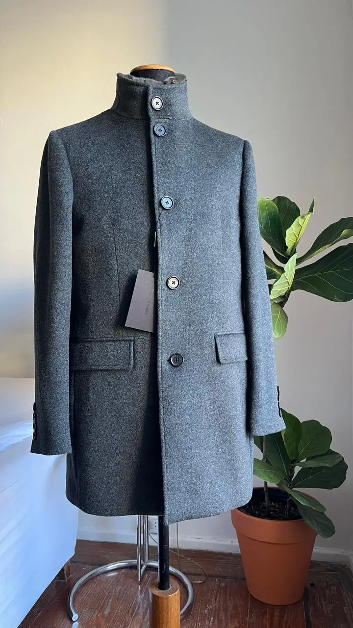 Sobretodo de hombre gris melange, con cuello mao y cierre con botones. Ideal para un look elegante y sofisticado.