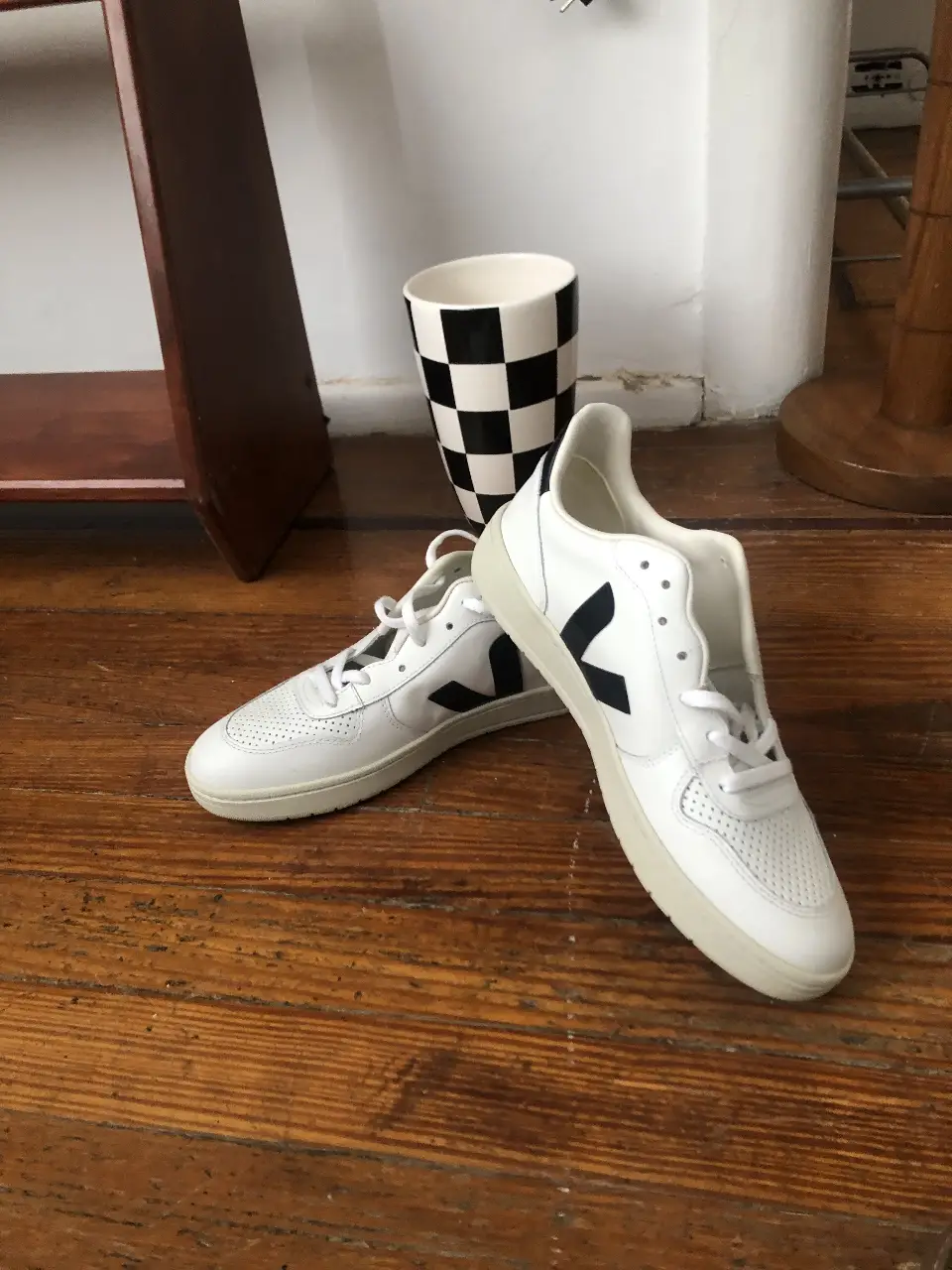 Zapatillas Veja blancas con el logo en negro. Ideales para un look casual y moderno.