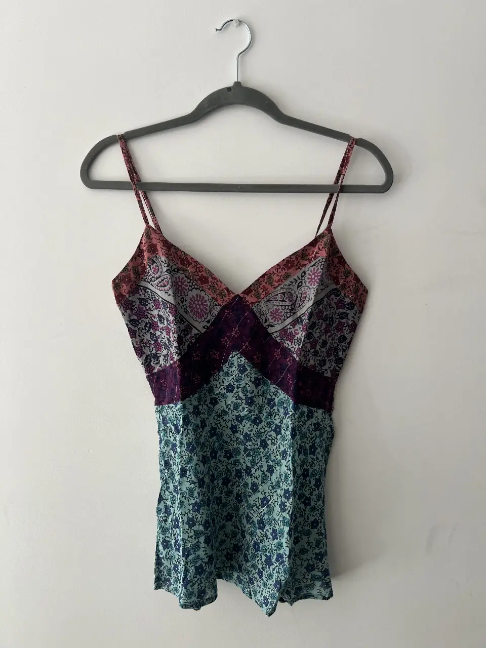 Top de mujer con diseño patchwork en tonos rosa, violeta y verde agua. Confeccionado con tela ligera y tirantes finos. Ideal para un look bohemio y fresco.