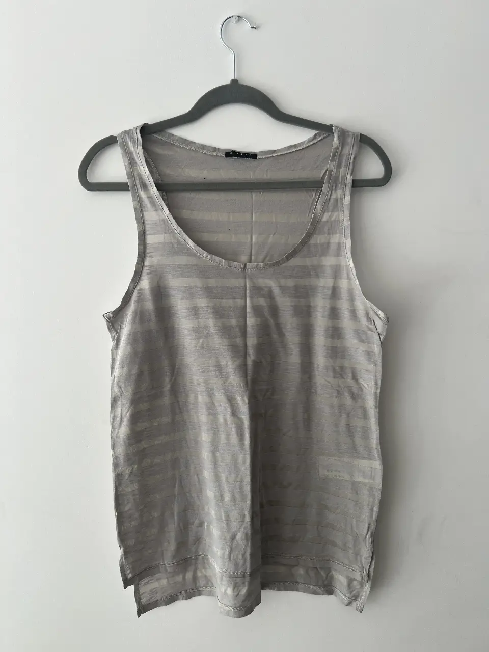 Musculosa de mujer Sisley, gris con rayas horizontales. Ideal para un look casual y fresco.